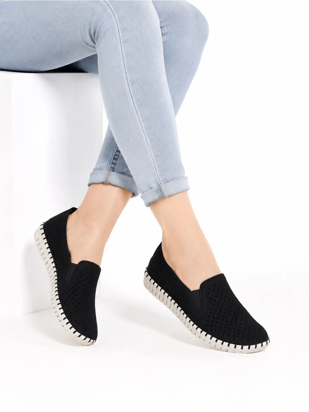 Skechers Women’s Black Perforated Slip-On Casual Loafers size 8